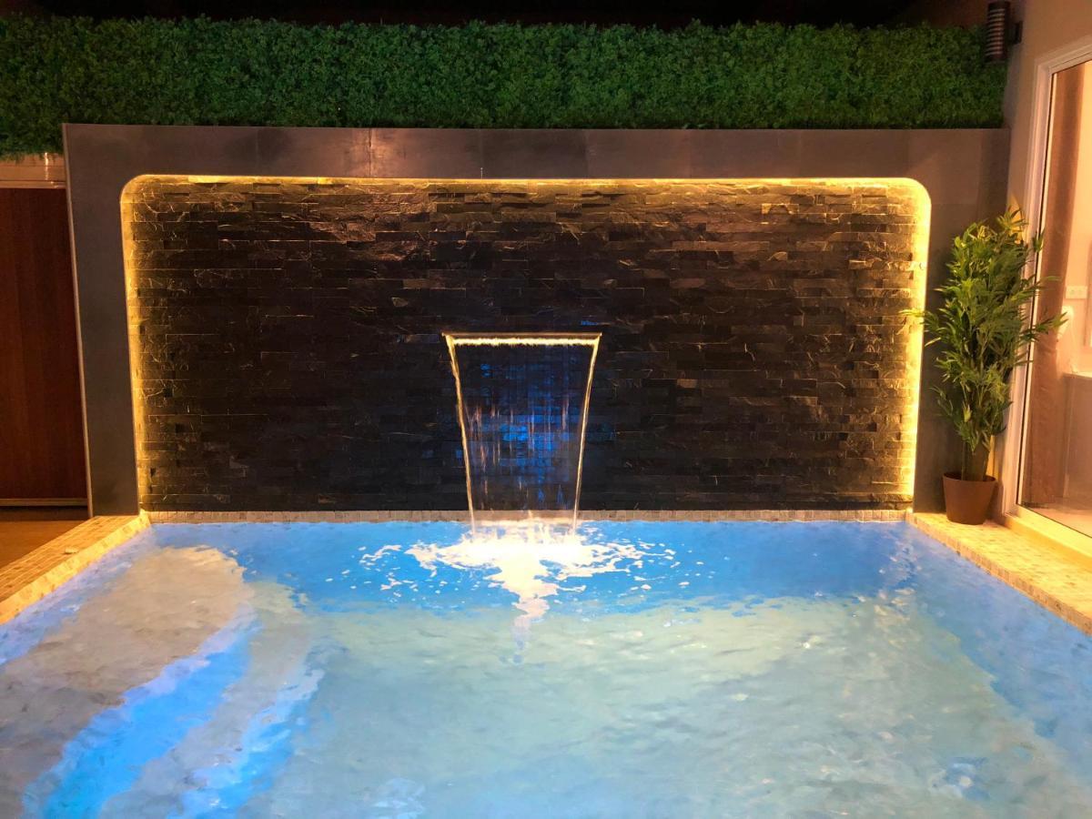 The Apex Private Pool קראבי